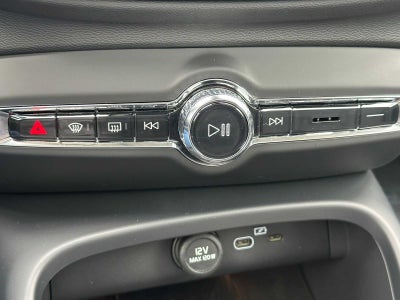 2025 Volvo XC40 Core Bright Theme