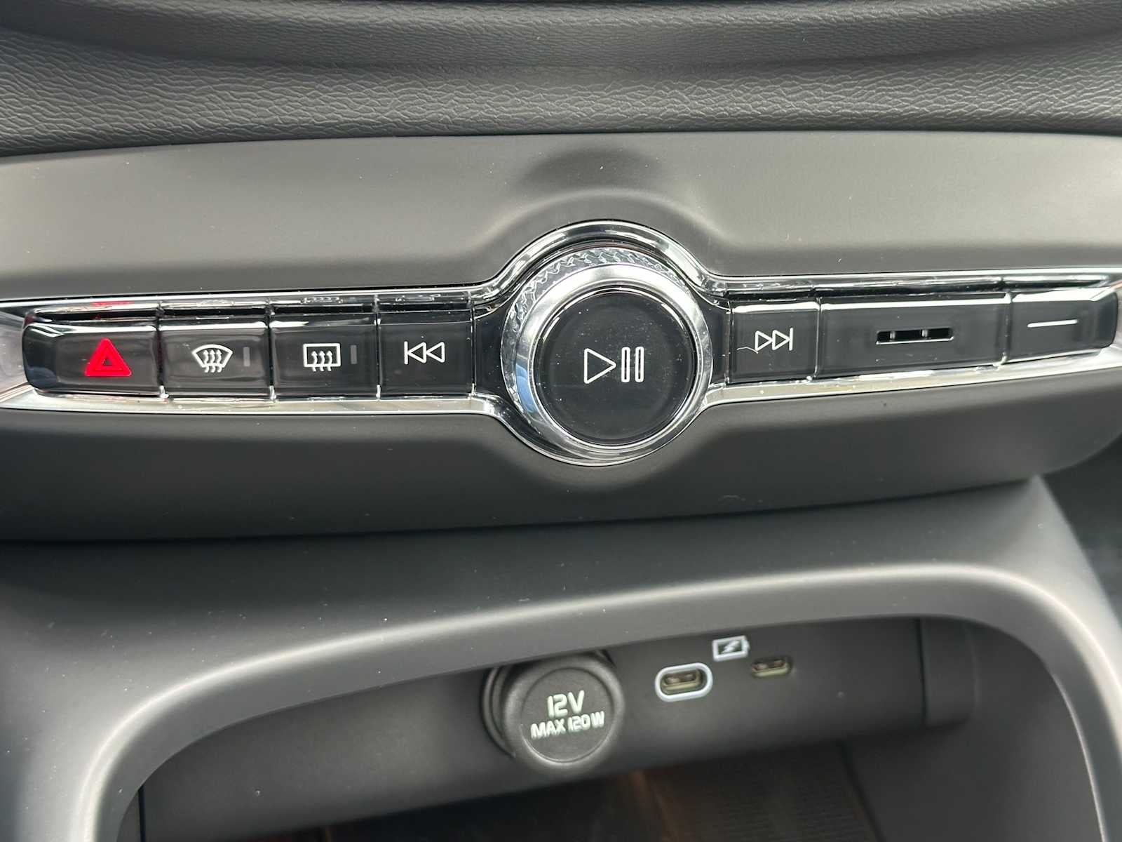2025 Volvo XC40 Core Bright Theme