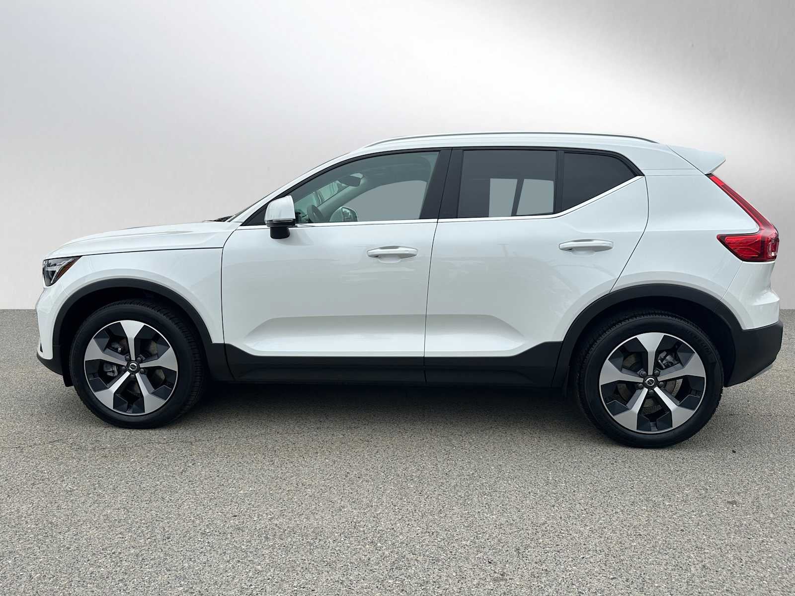2025 Volvo XC40 Core Bright Theme