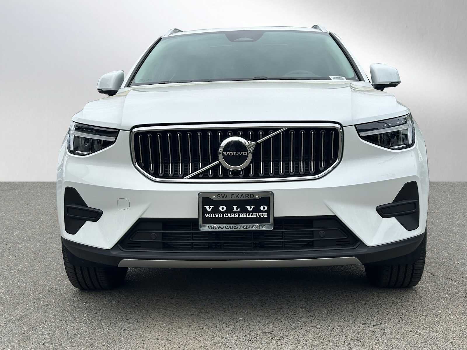 2025 Volvo XC40 Core Bright Theme