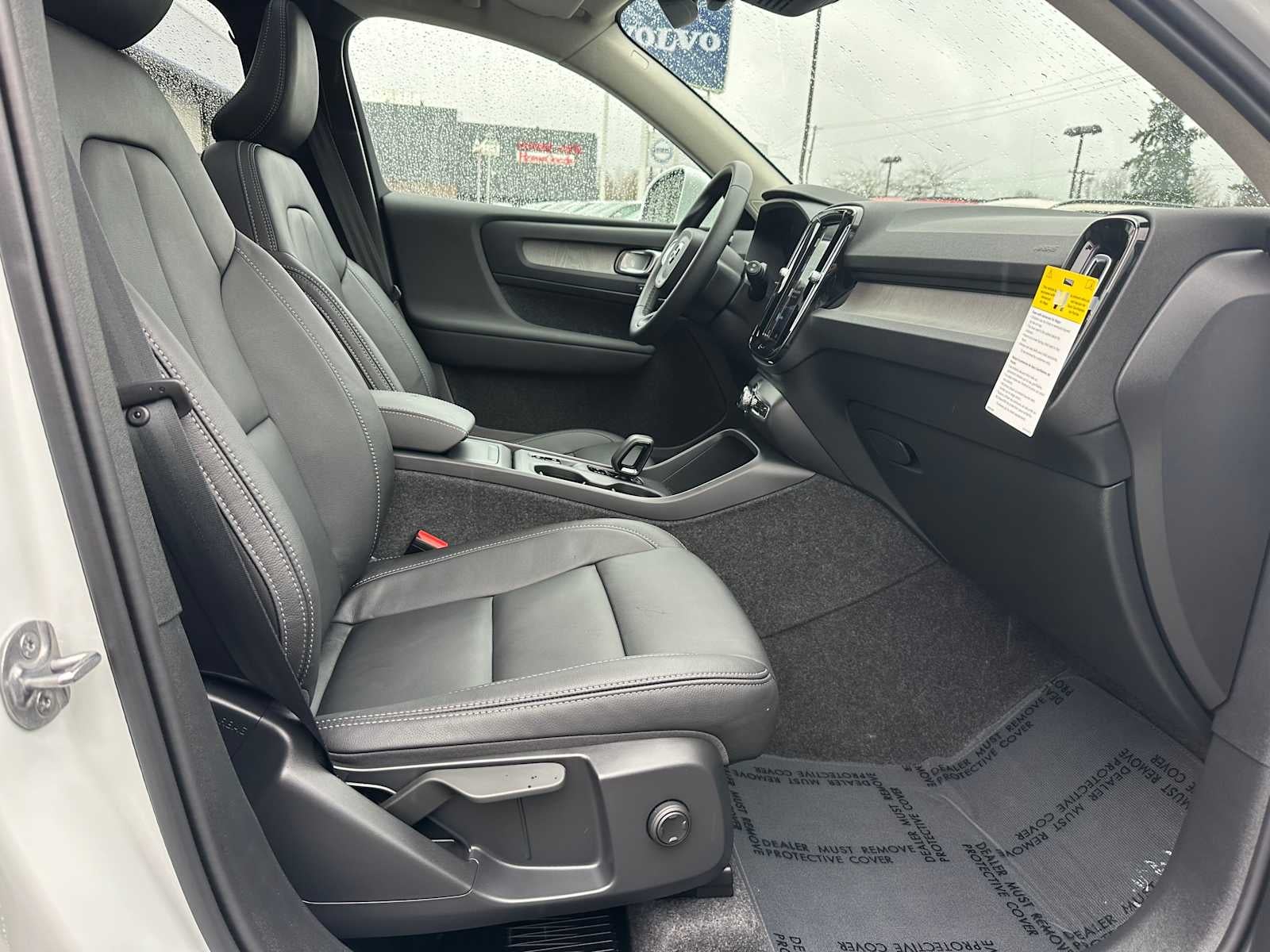 2025 Volvo XC40 Core Bright Theme