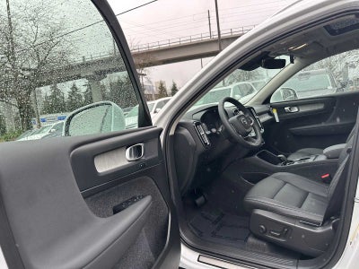 2025 Volvo XC40 Core Bright Theme