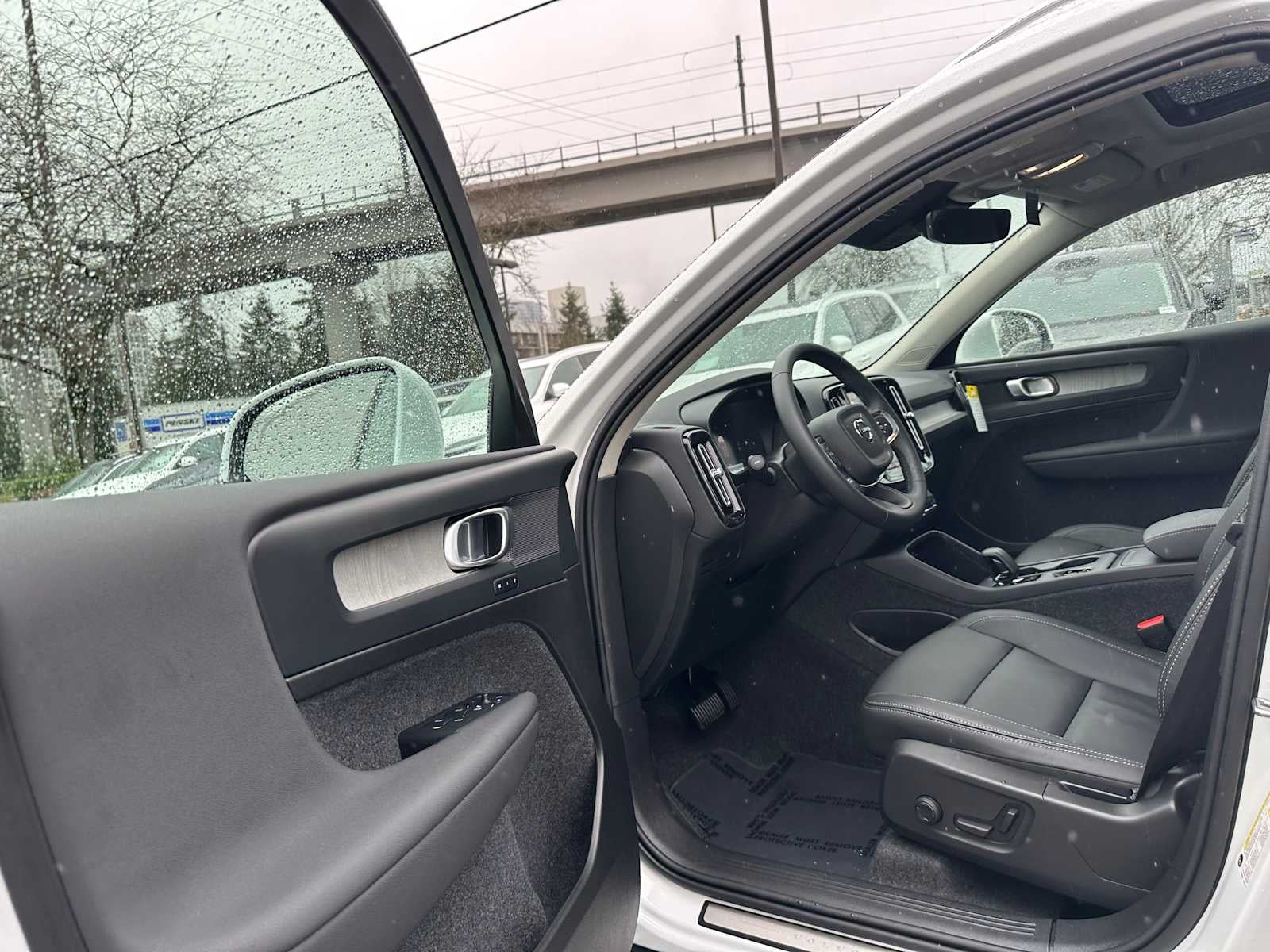 2025 Volvo XC40 Core Bright Theme