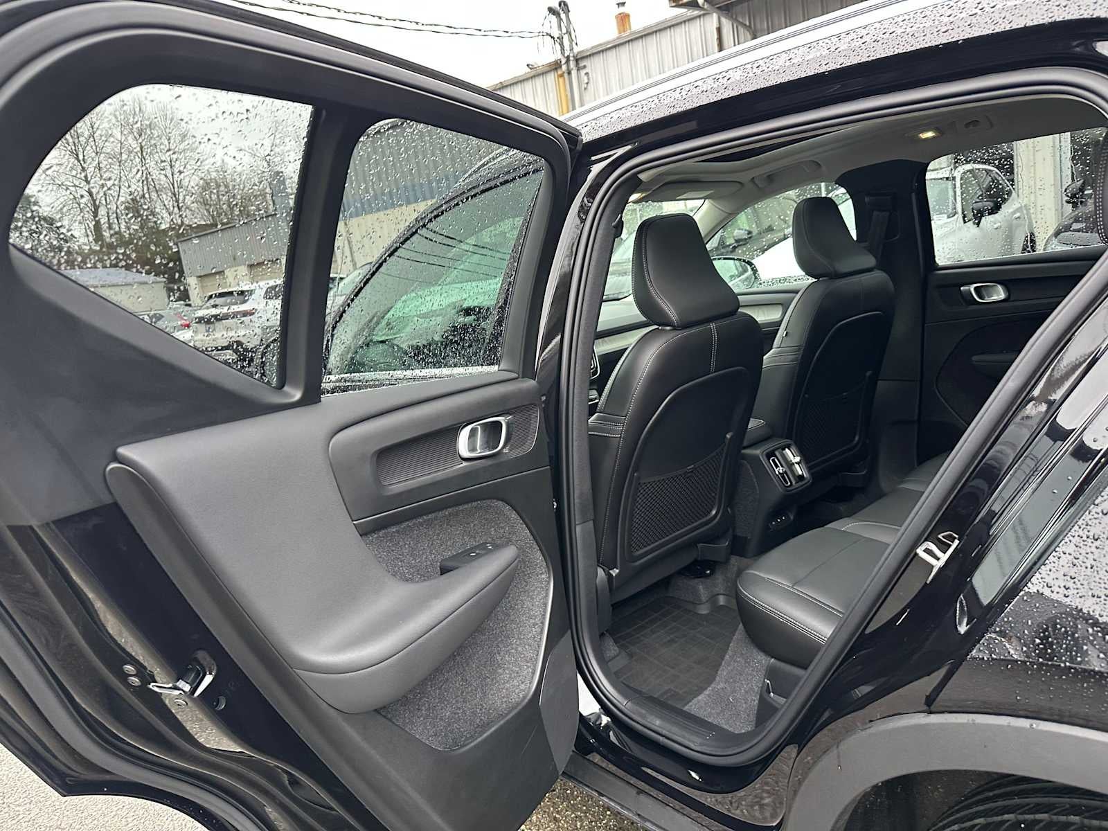 2025 Volvo XC40 Core Bright Theme