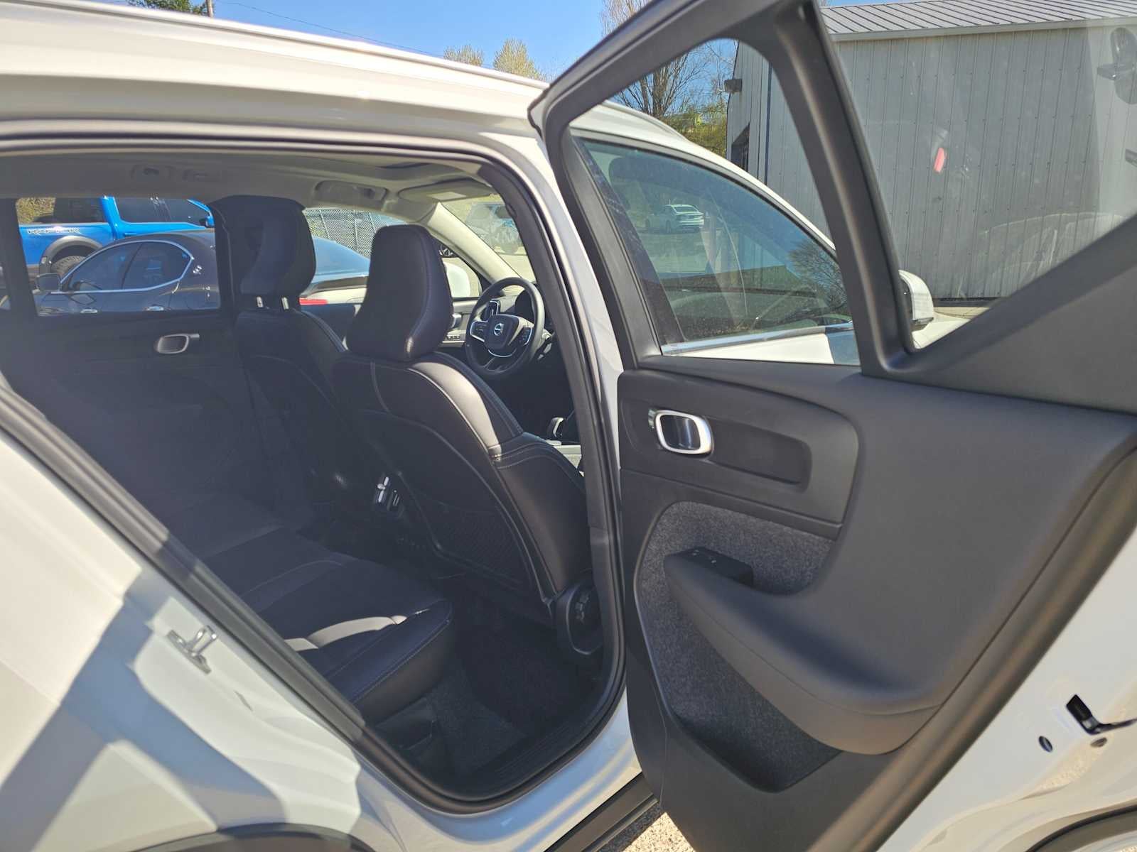 2025 Volvo XC40 Core Bright Theme