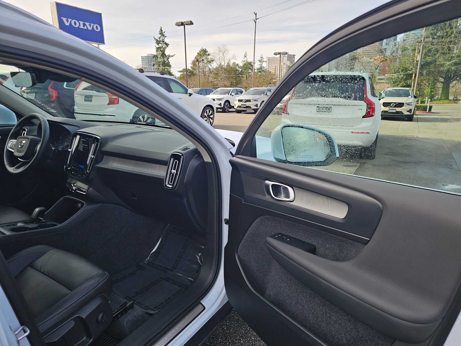 2025 Volvo XC40 Core Bright Theme