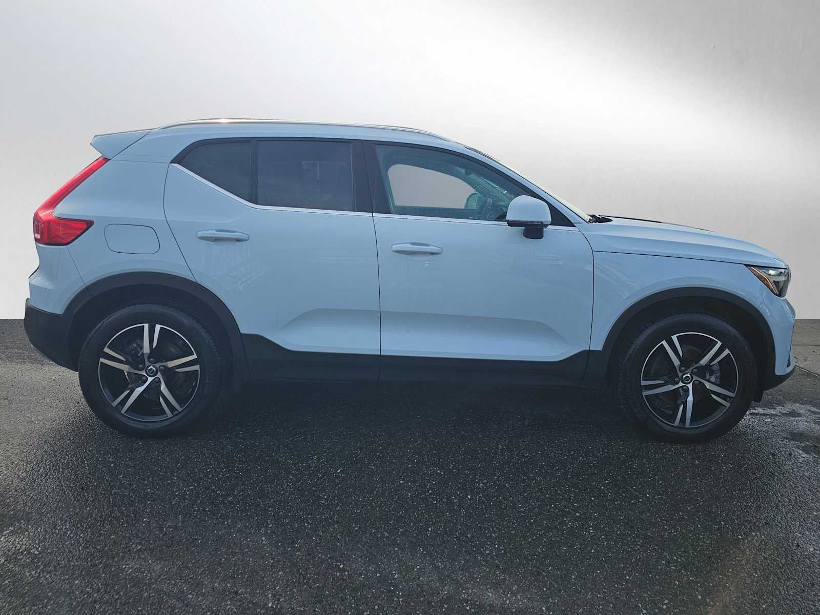 2025 Volvo XC40 Core Bright Theme