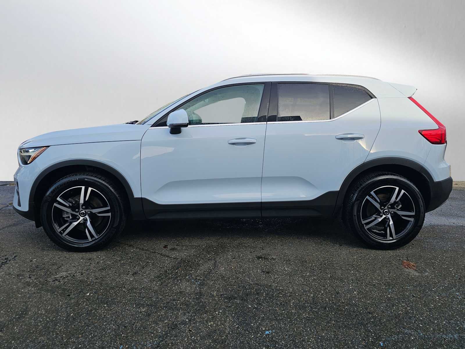 2025 Volvo XC40 Core Bright Theme