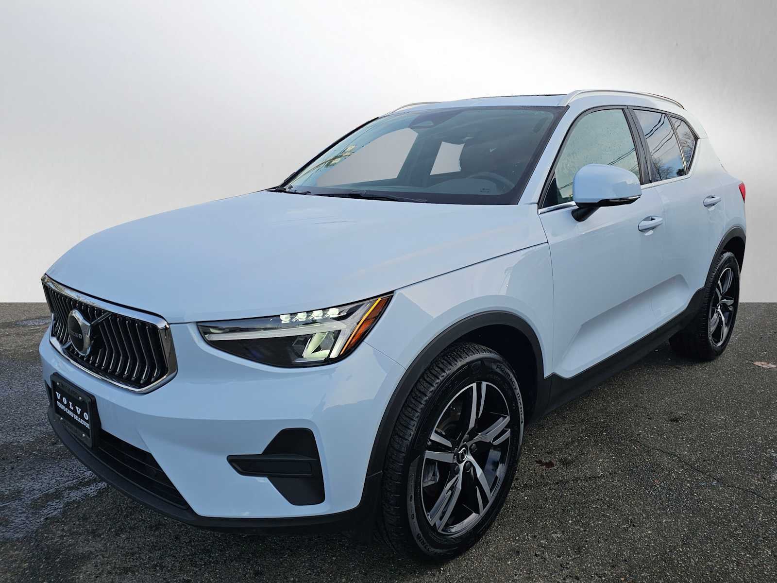 2025 Volvo XC40 Core Bright Theme