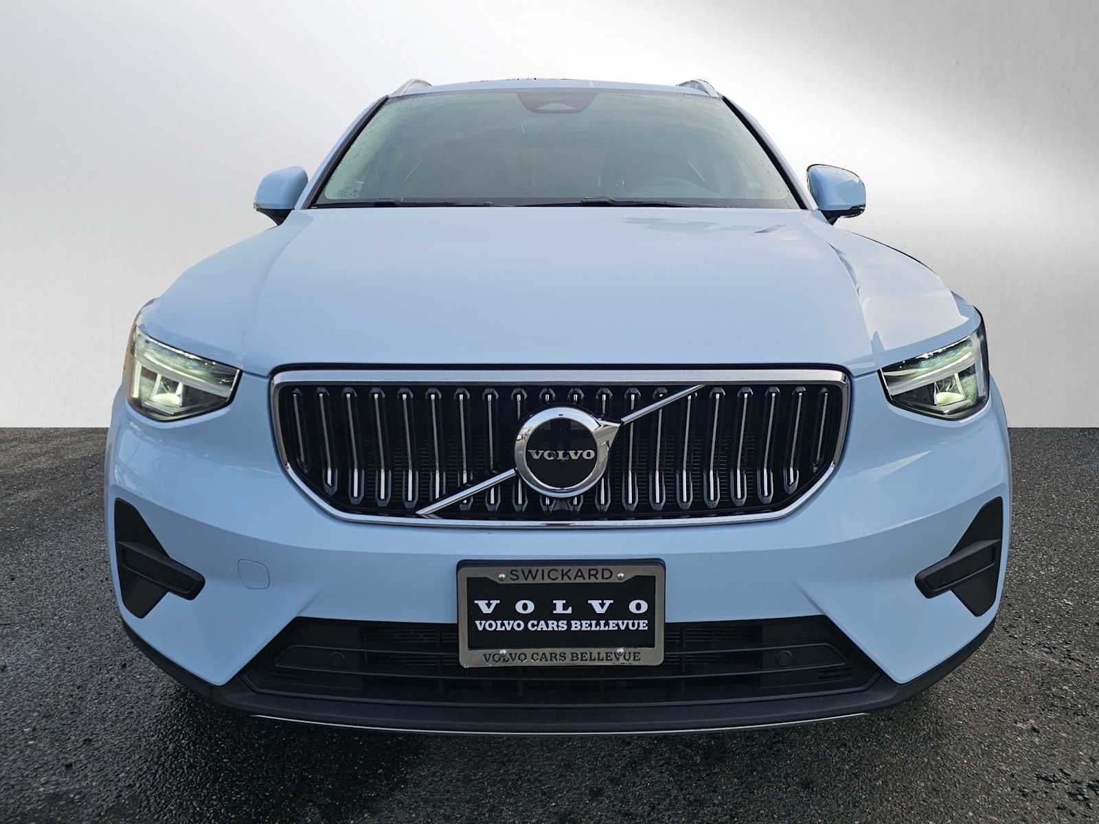 2025 Volvo XC40 Core Bright Theme