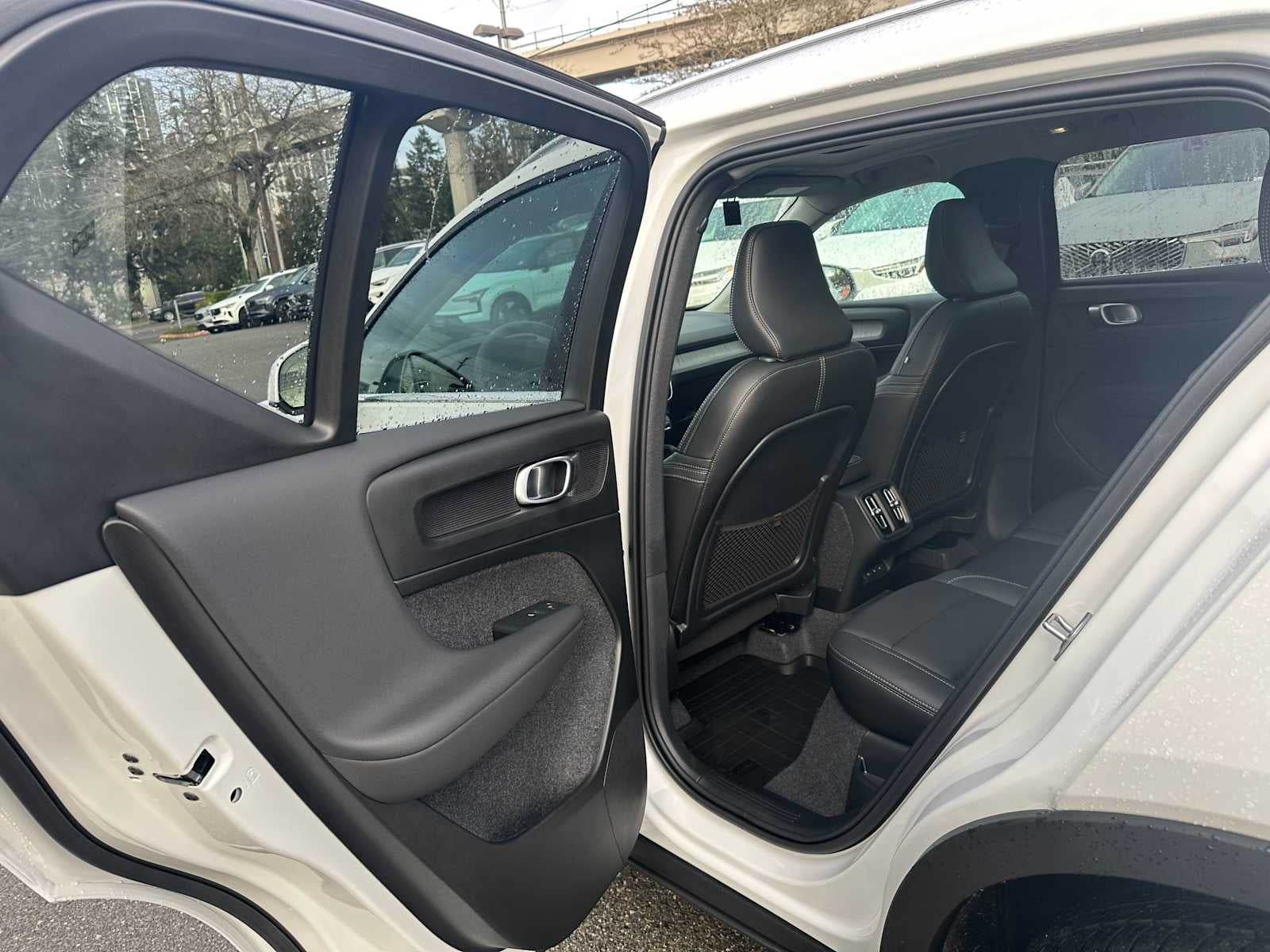 2025 Volvo XC40 Core Bright Theme