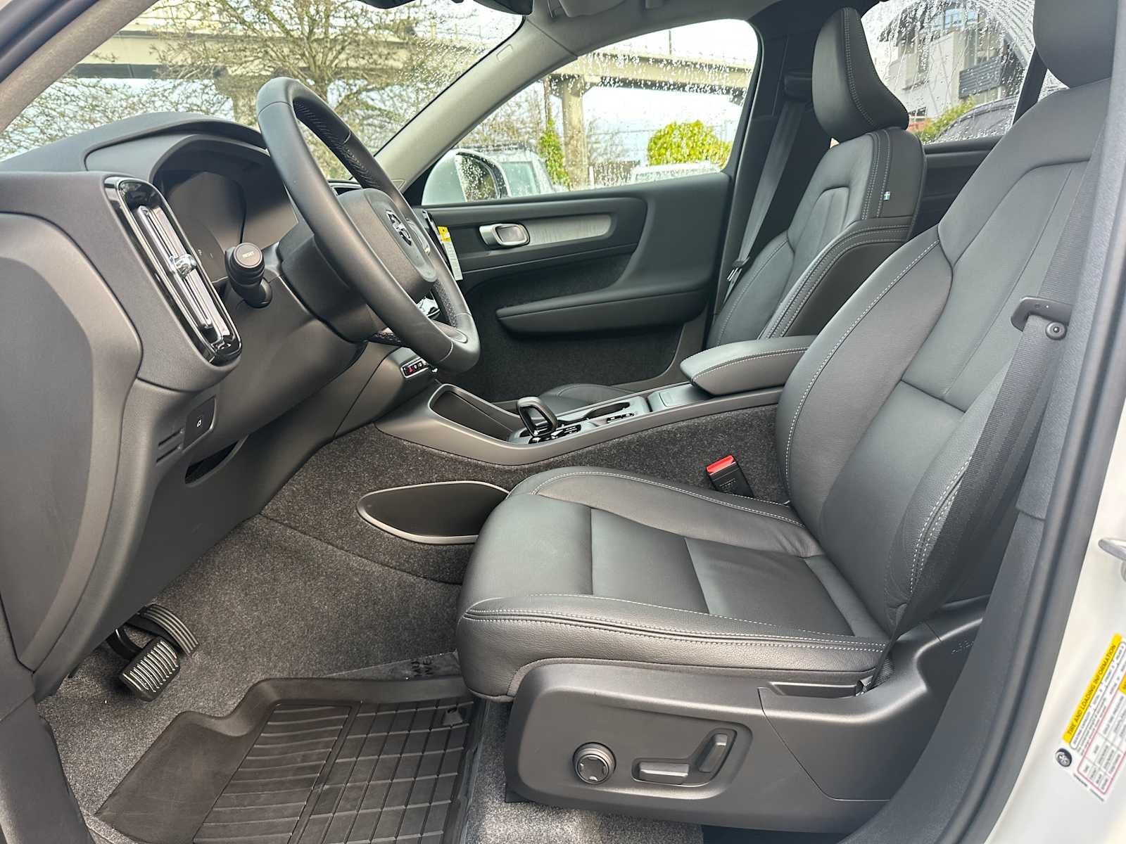 2025 Volvo XC40 Core Bright Theme