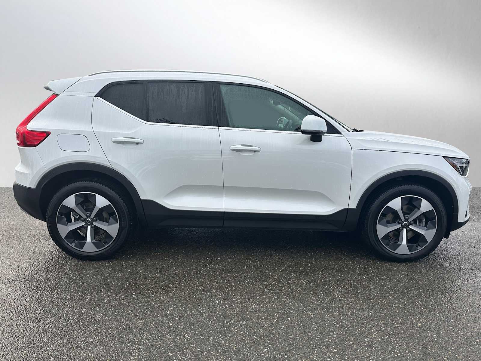 2025 Volvo XC40 Core Bright Theme
