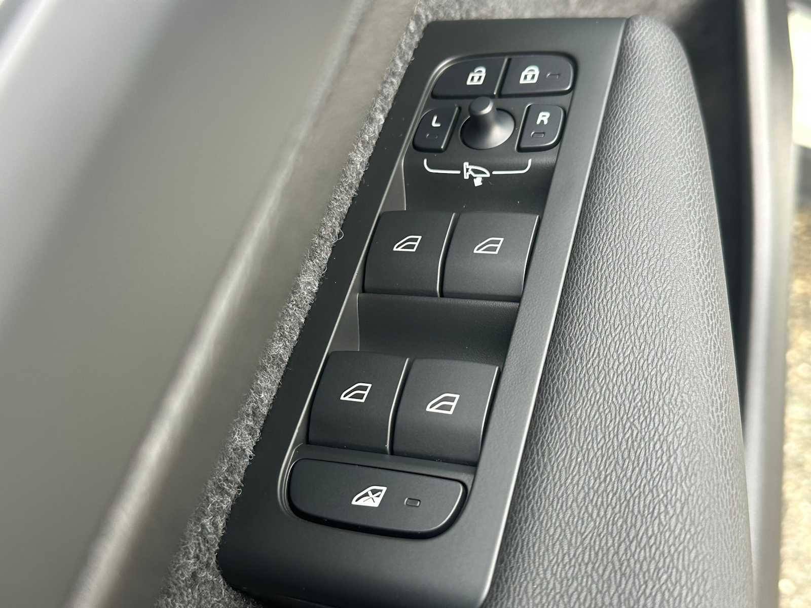 2025 Volvo XC40 Core Bright Theme