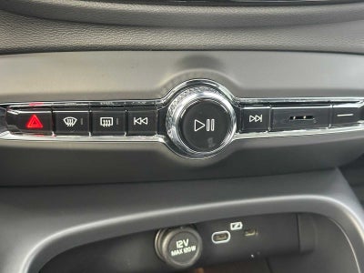 2025 Volvo XC40 Core Bright Theme