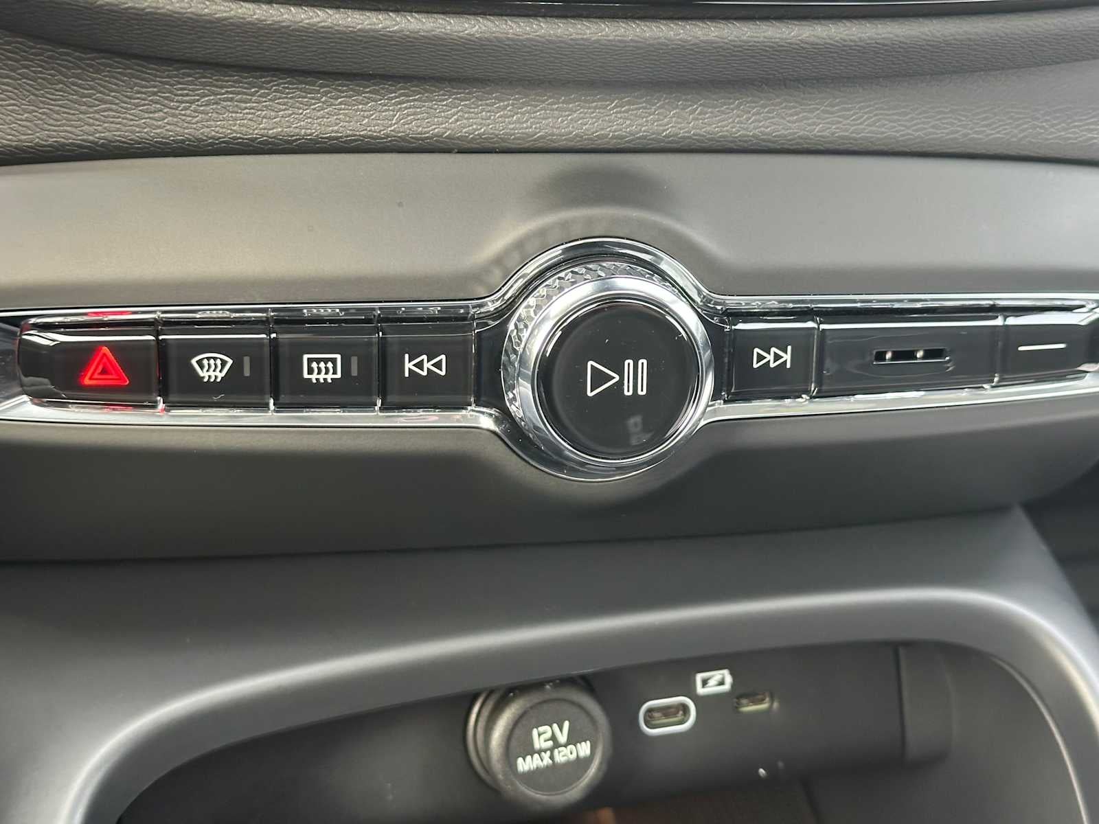 2025 Volvo XC40 Core Bright Theme