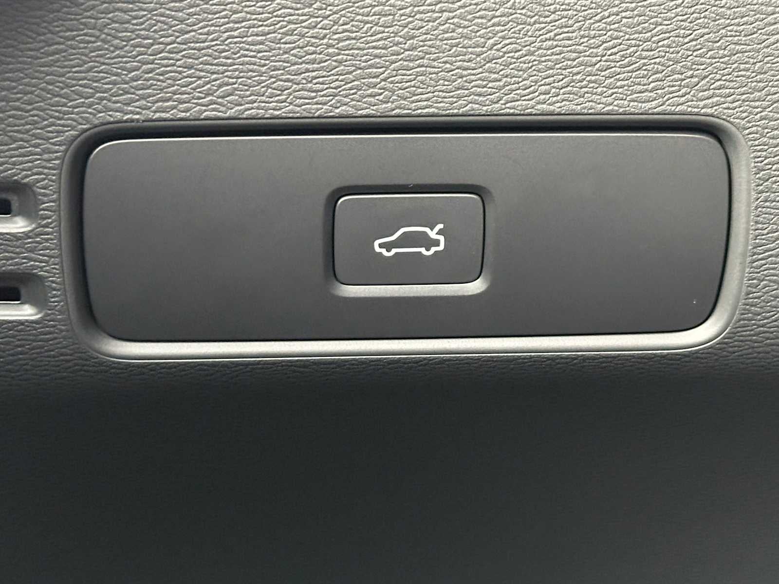 2025 Volvo XC40 Core Bright Theme