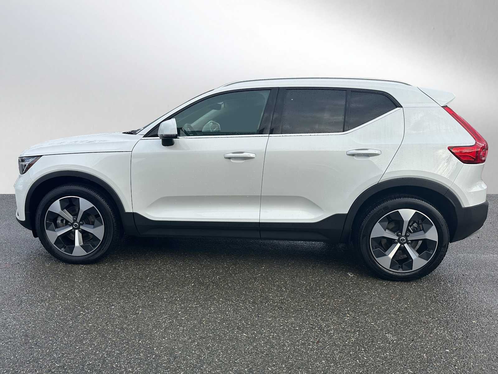 2025 Volvo XC40 Core Bright Theme