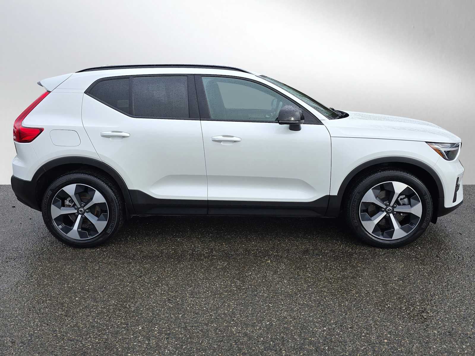 2024 Volvo XC40 Core Dark Theme