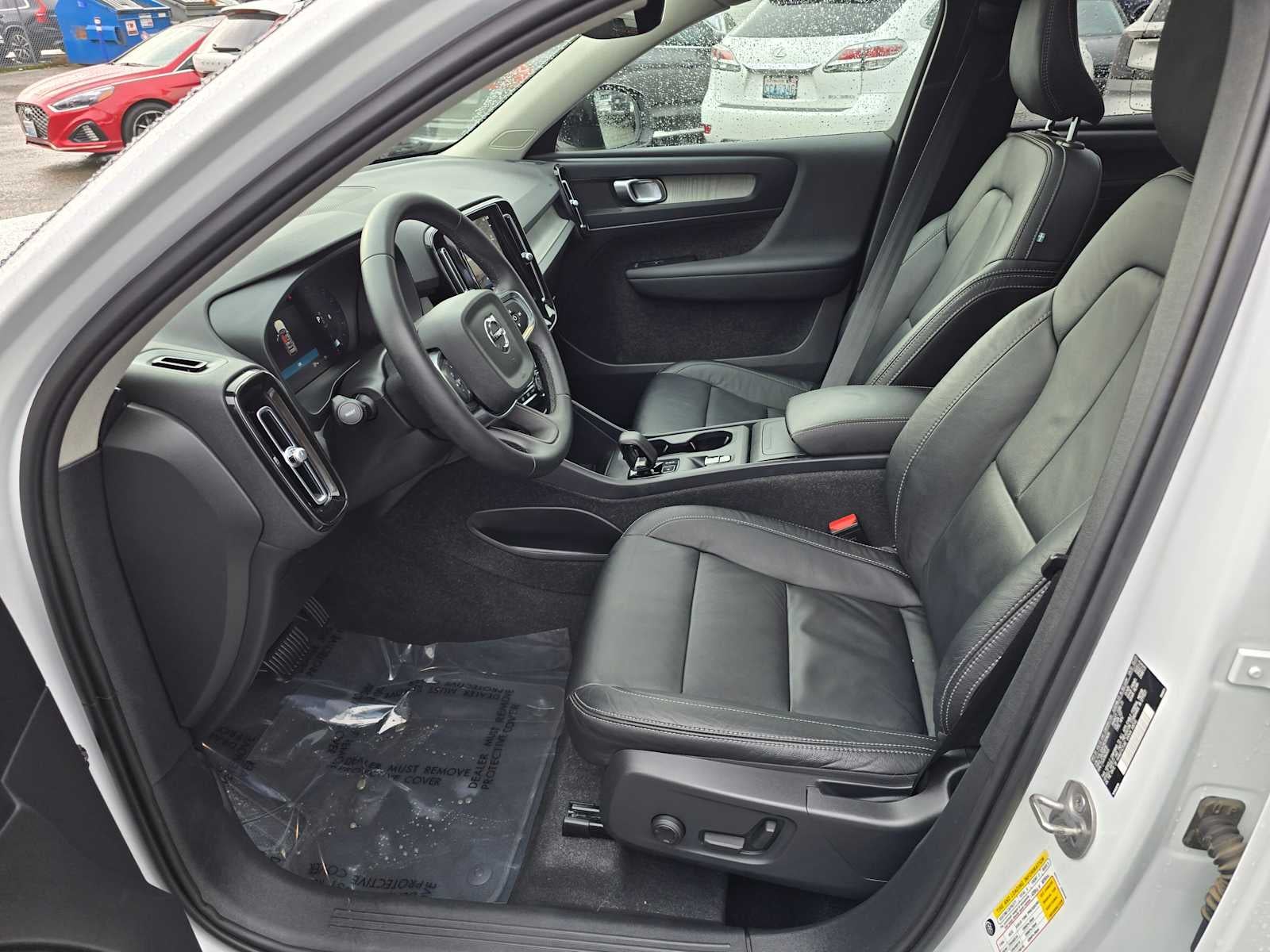 2024 Volvo XC40 Core Dark Theme