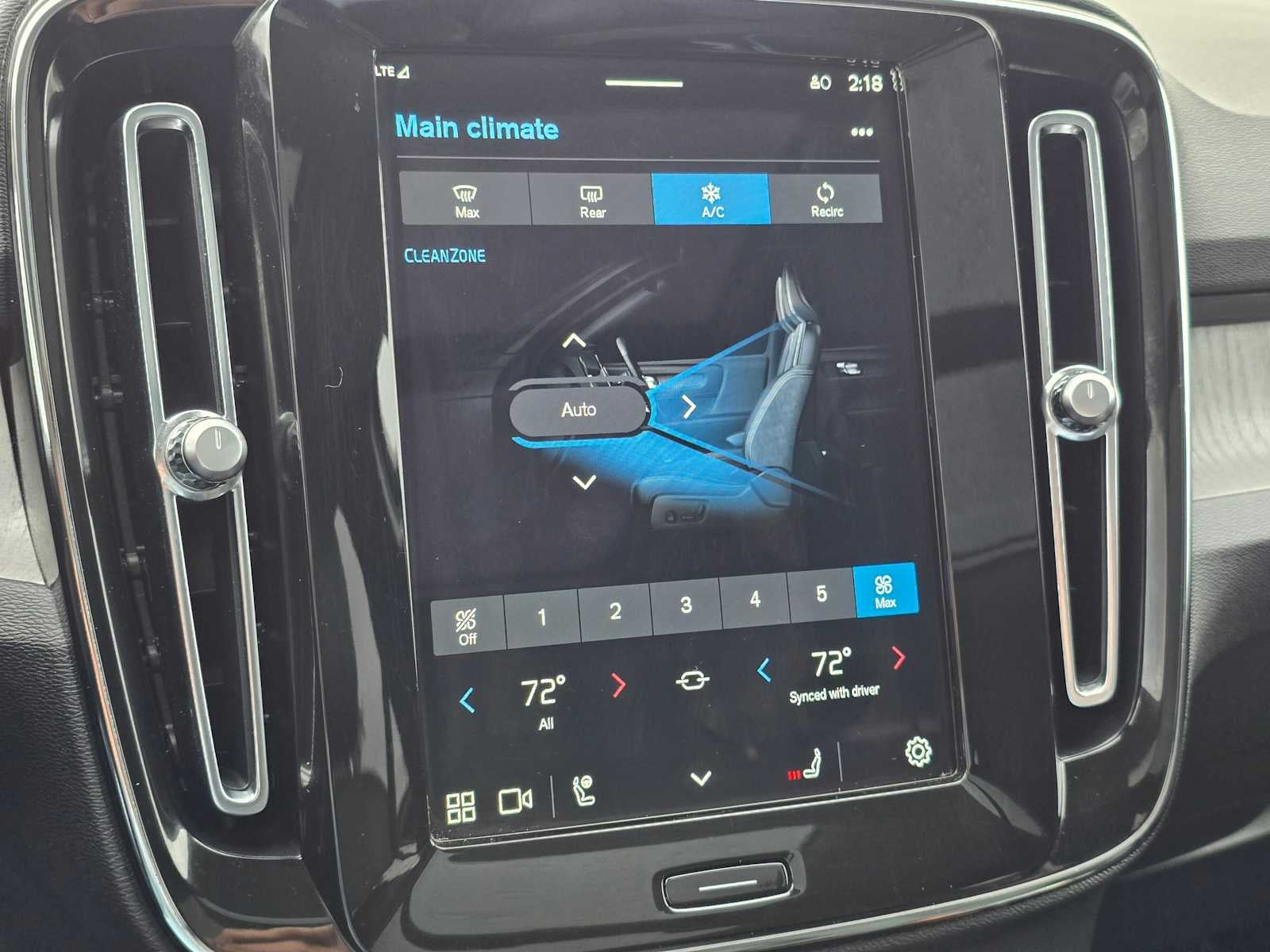 2024 Volvo XC40 Core Dark Theme