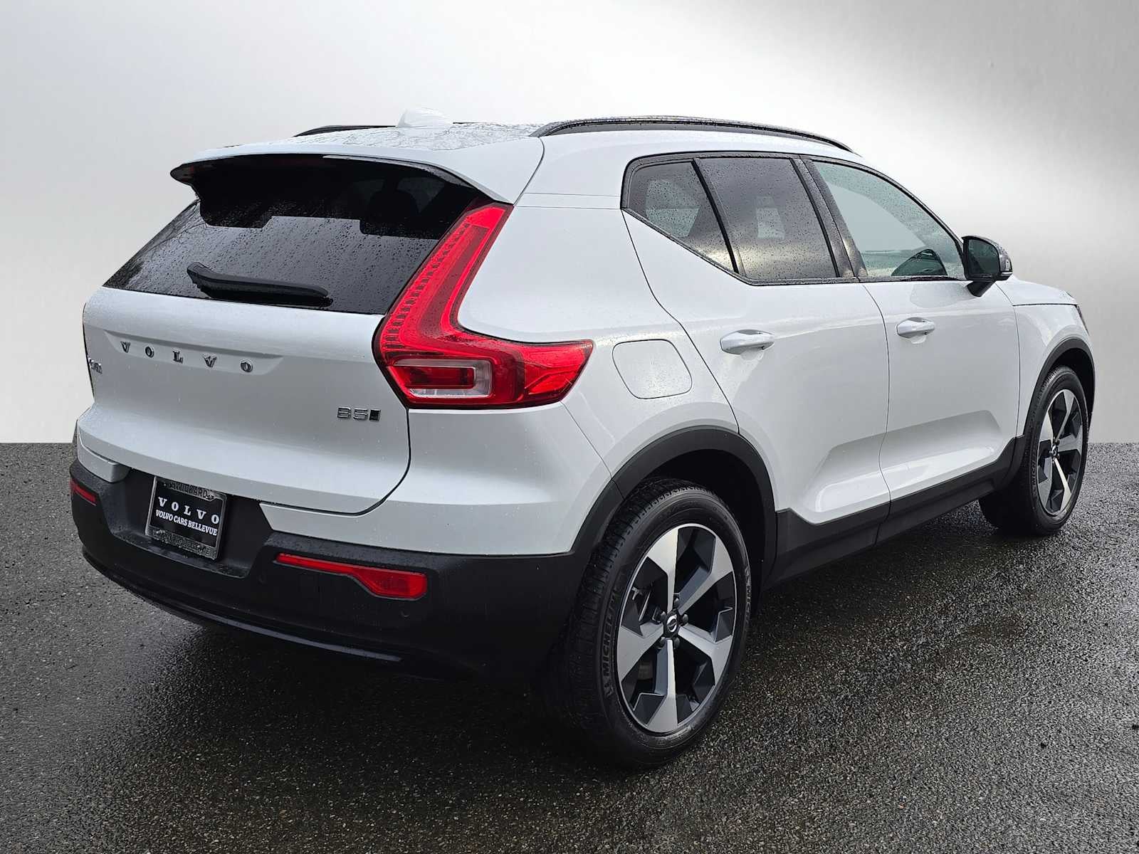 2024 Volvo XC40 Core Dark Theme