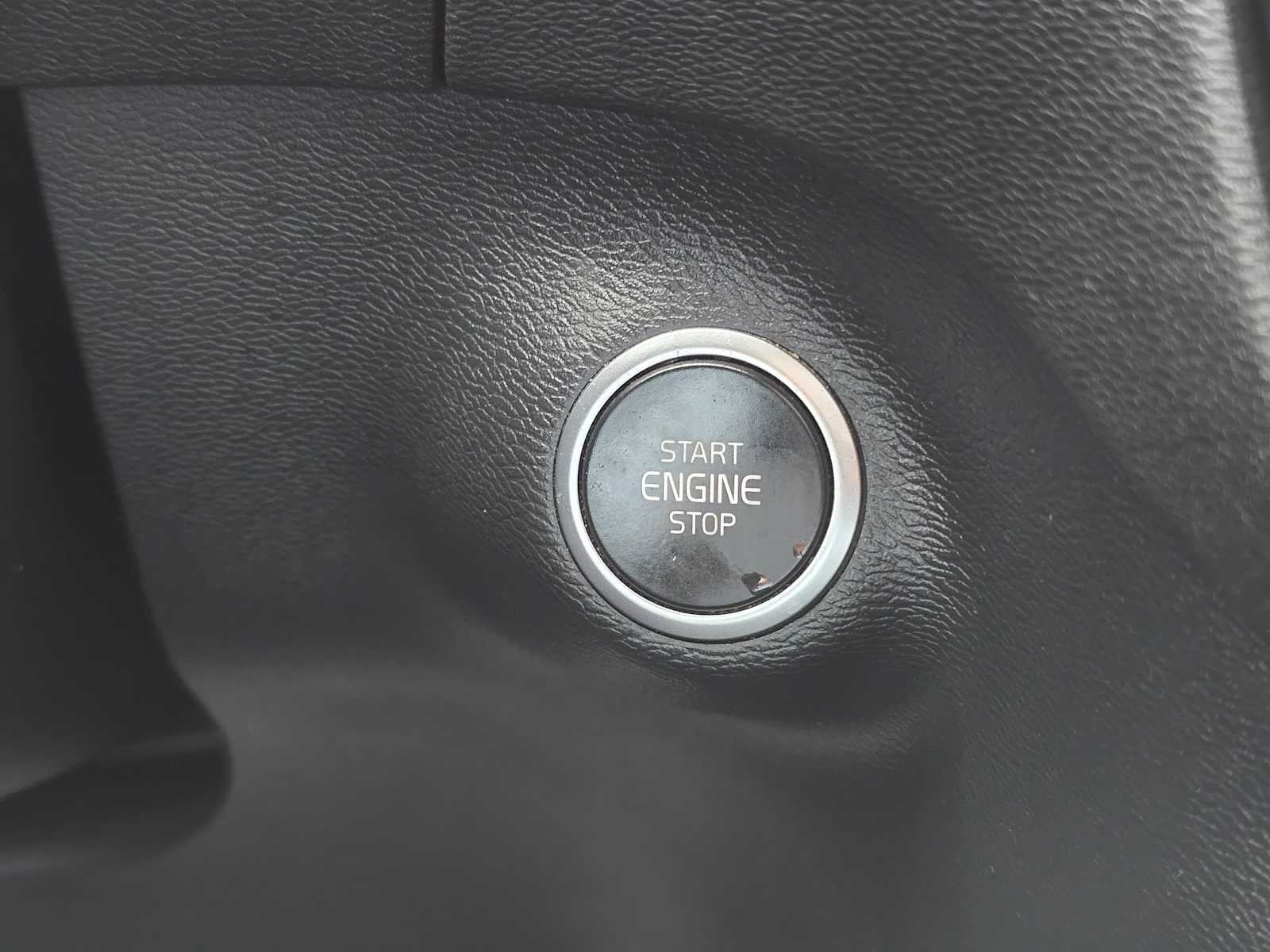 2024 Volvo XC40 Core Dark Theme