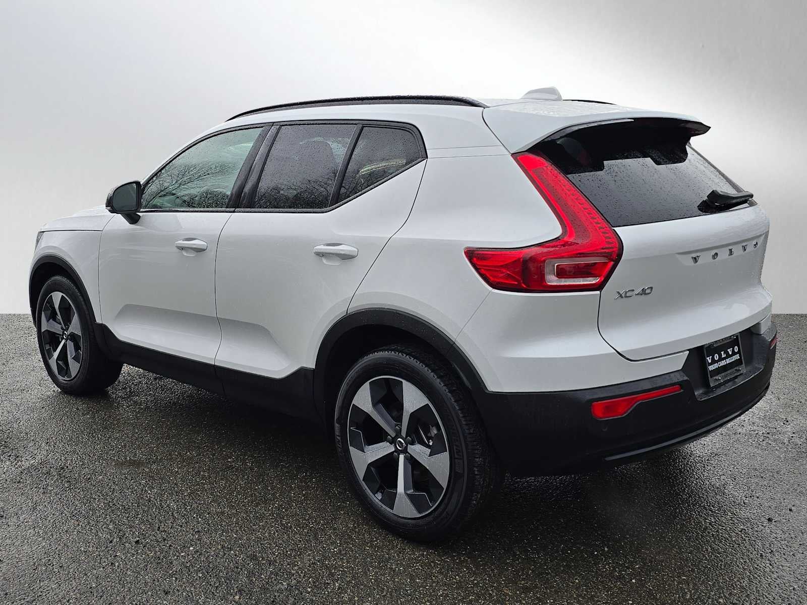 2024 Volvo XC40 Core Dark Theme