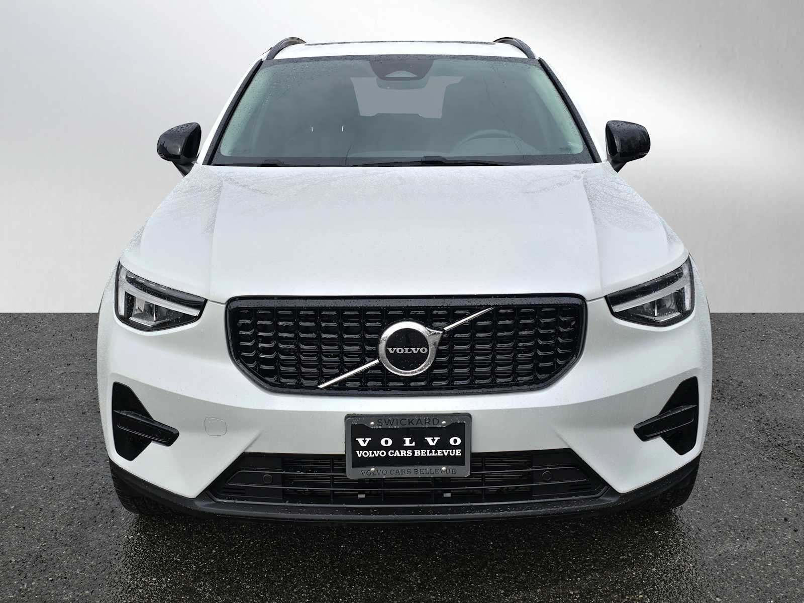 2024 Volvo XC40 Core Dark Theme