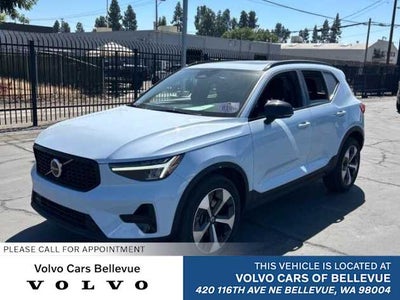 2024 Volvo XC40 Core Dark Theme