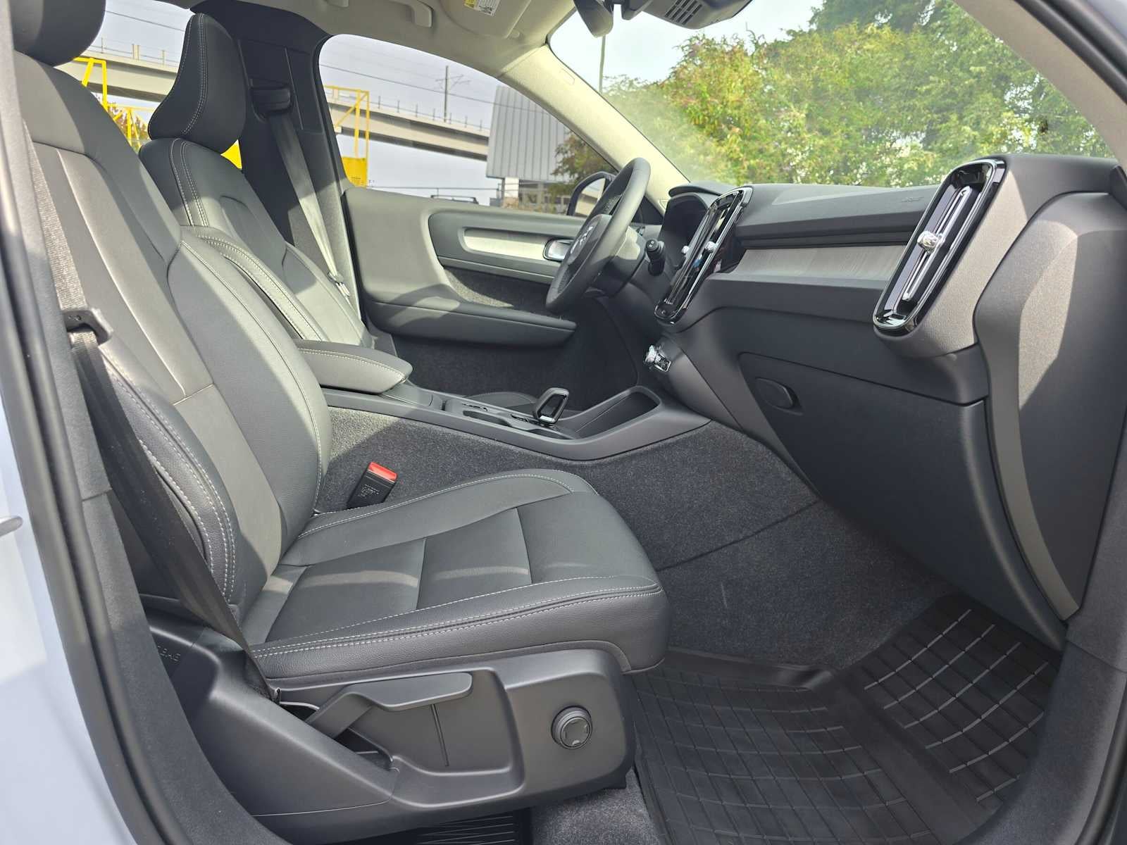 2024 Volvo XC40 Core Dark Theme