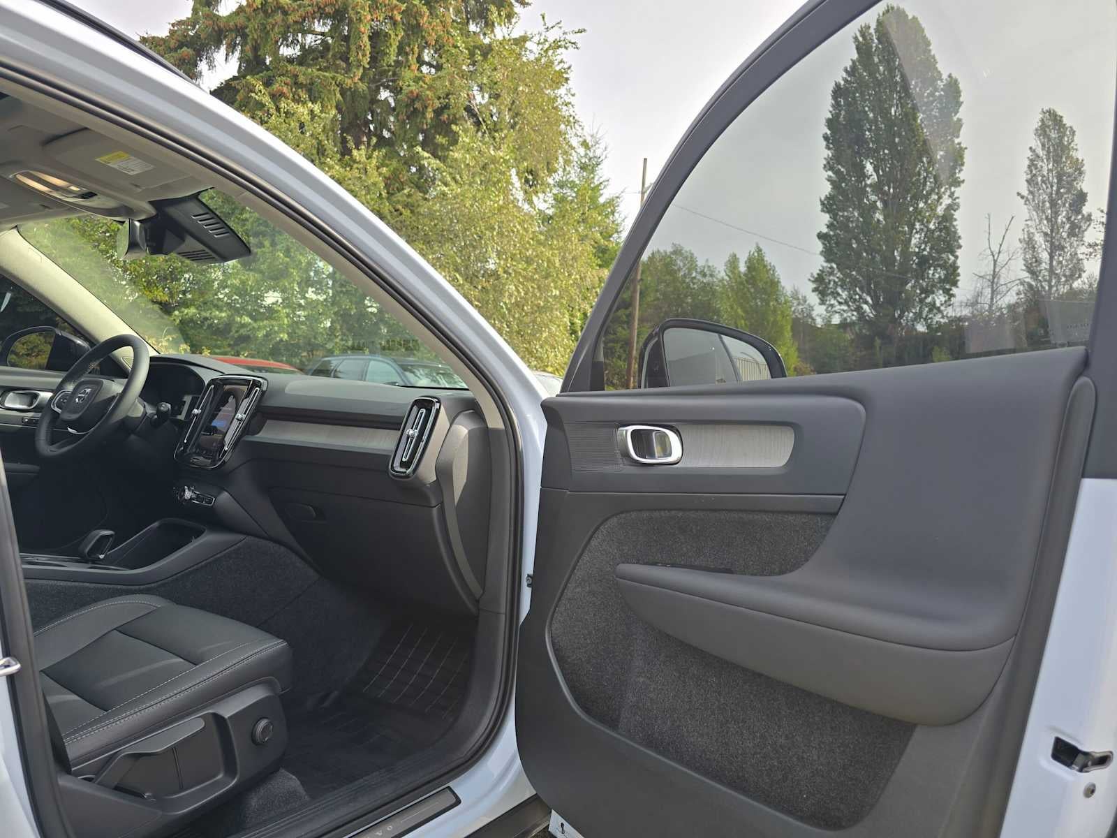 2024 Volvo XC40 Core Dark Theme