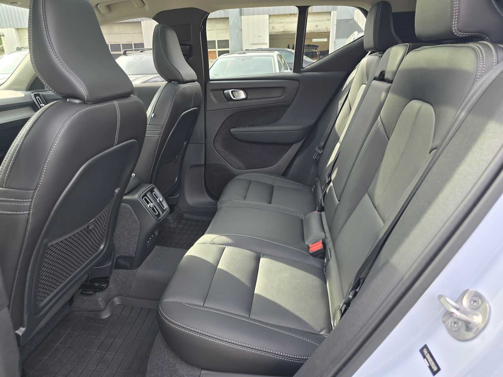 2024 Volvo XC40 Core Dark Theme
