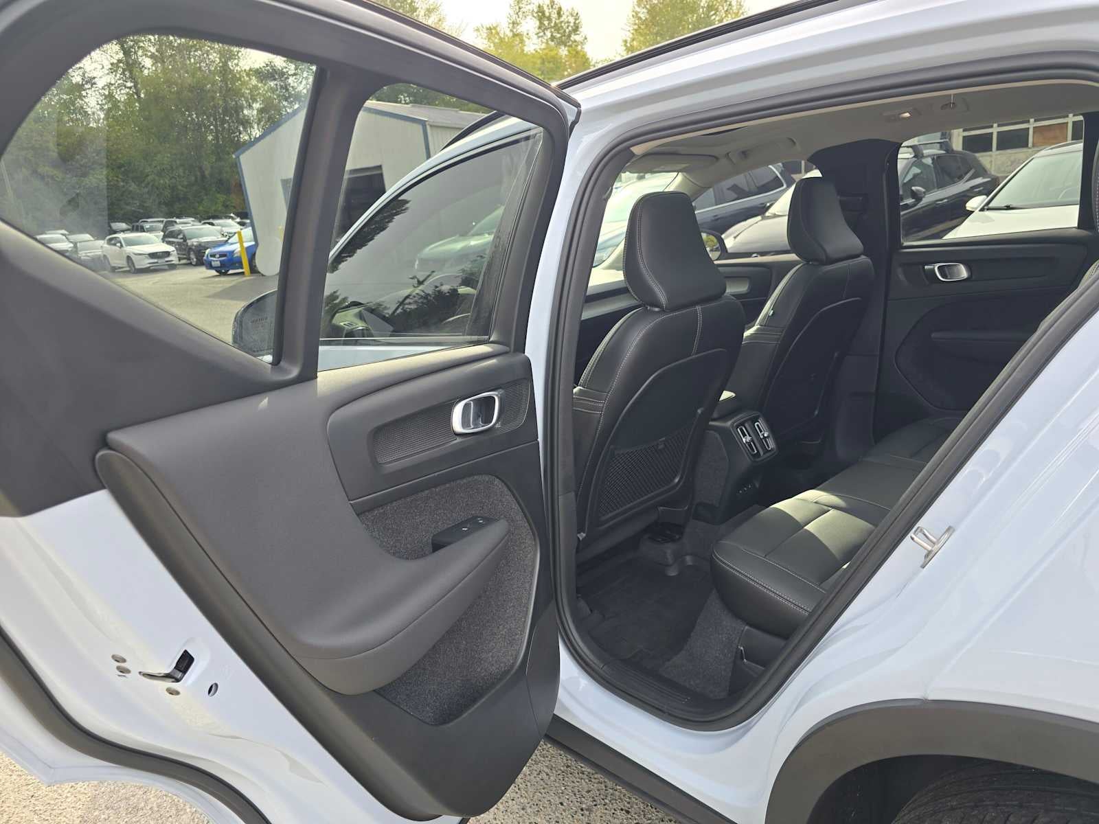 2024 Volvo XC40 Core Dark Theme