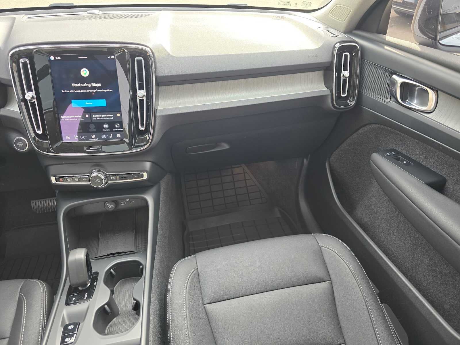 2024 Volvo XC40 Core Dark Theme