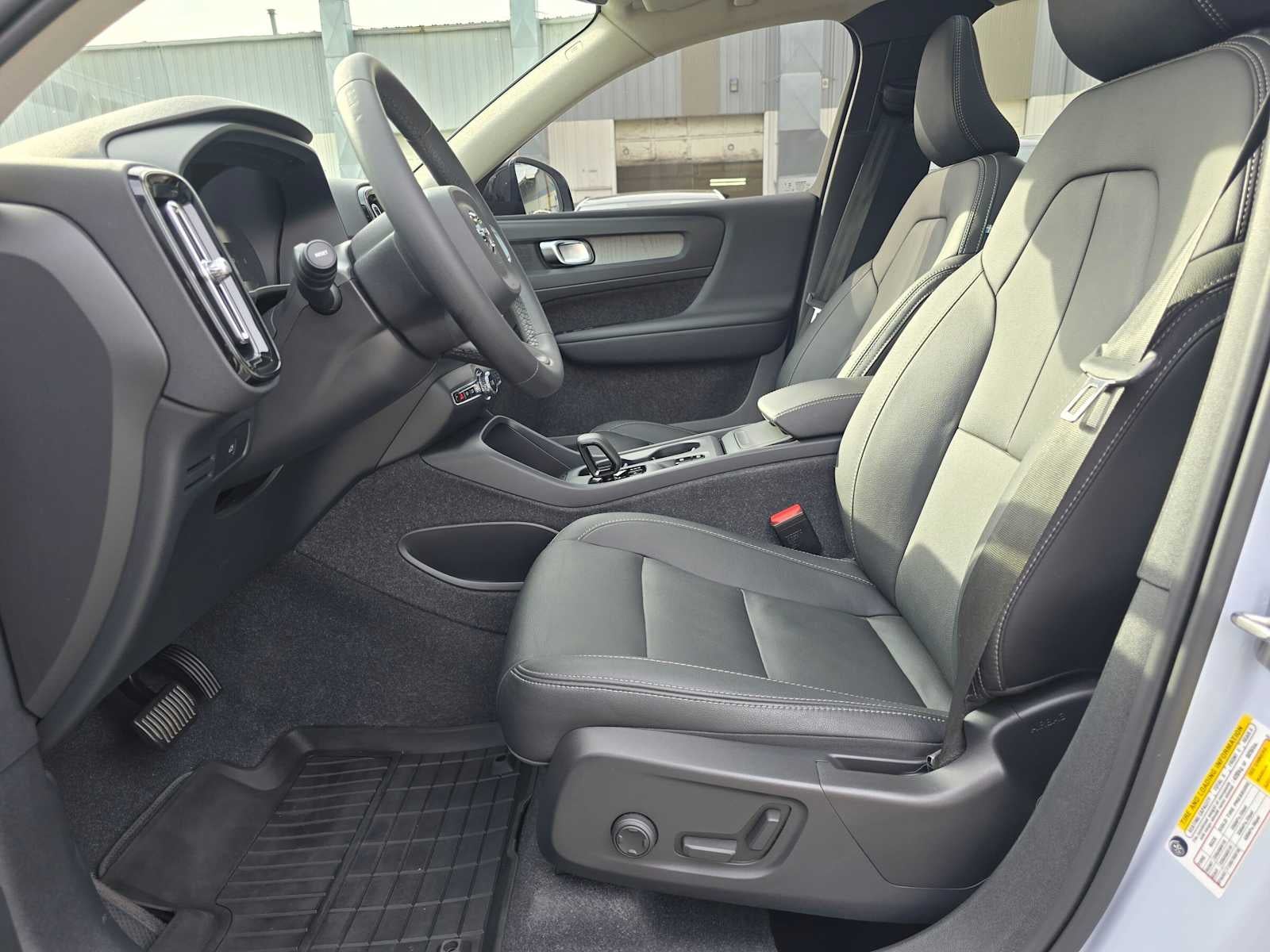 2024 Volvo XC40 Core Dark Theme