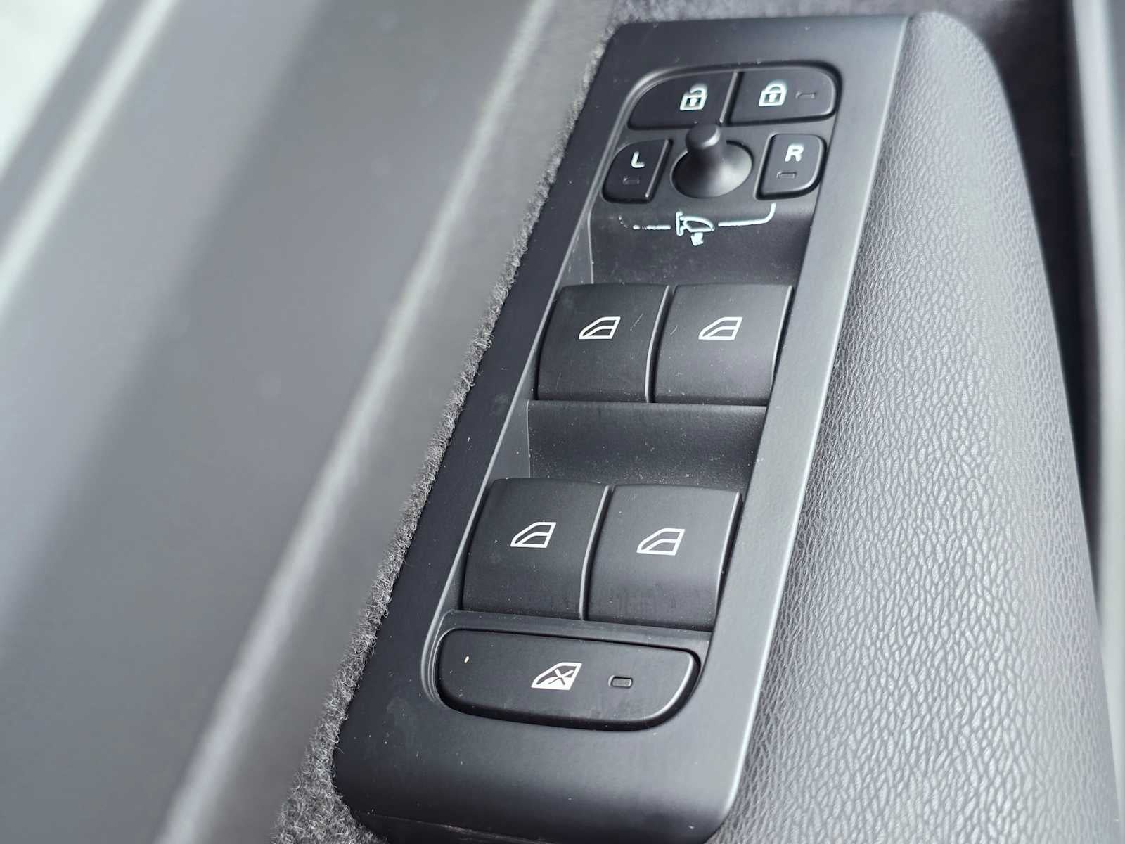 2024 Volvo XC40 Core Dark Theme