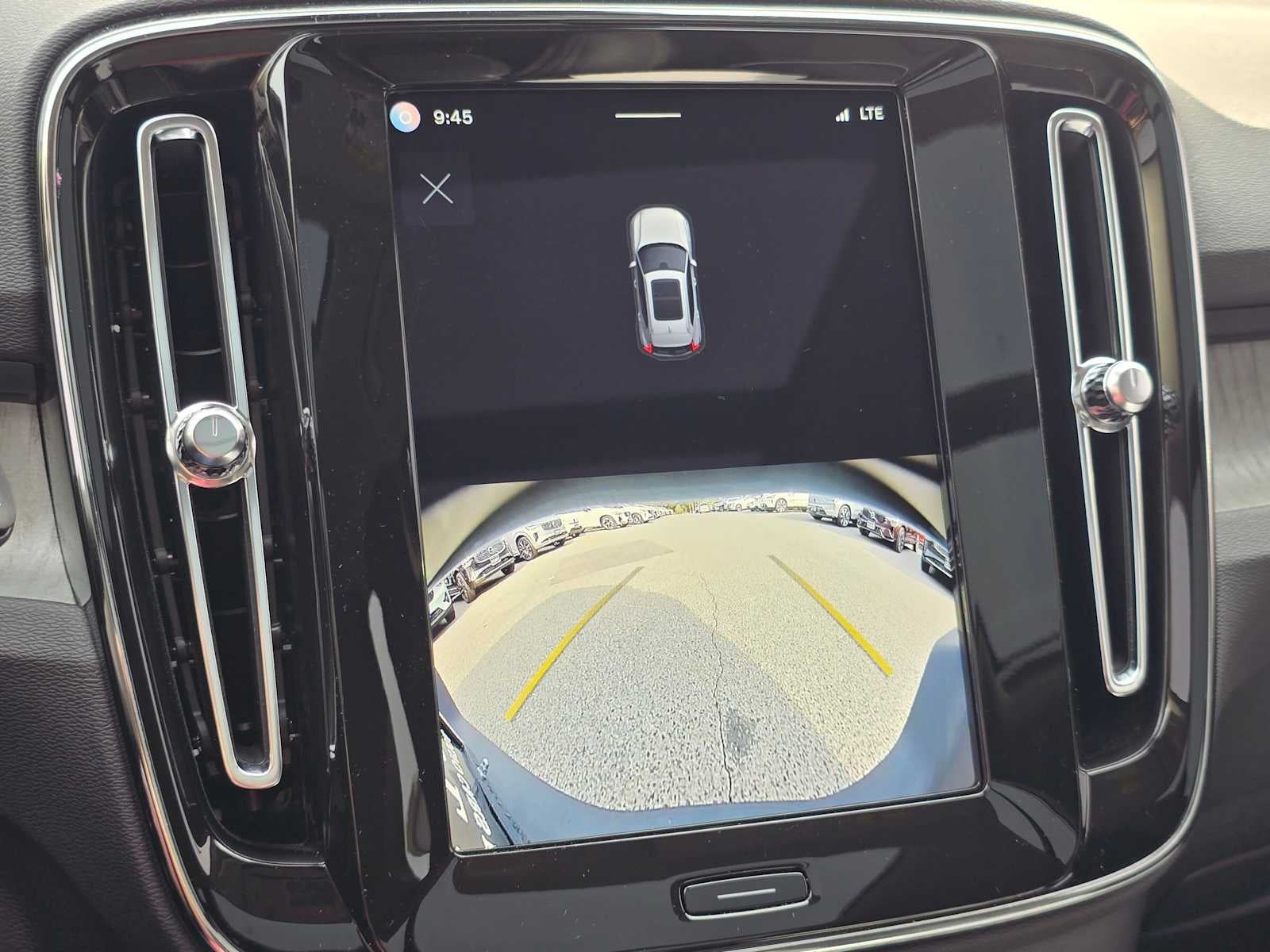2024 Volvo XC40 Core Dark Theme