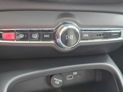 2024 Volvo XC40 Core Dark Theme