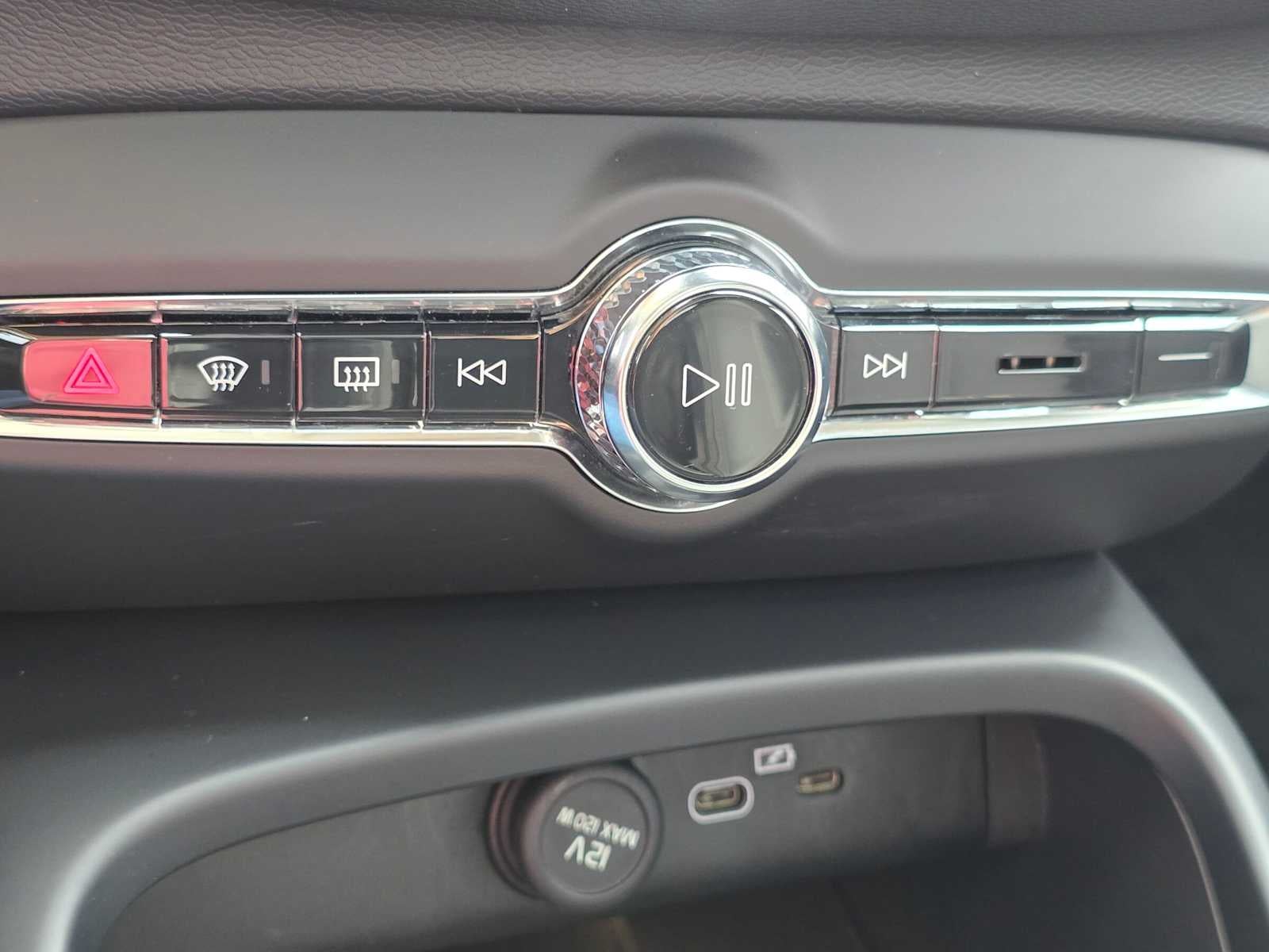 2024 Volvo XC40 Core Dark Theme