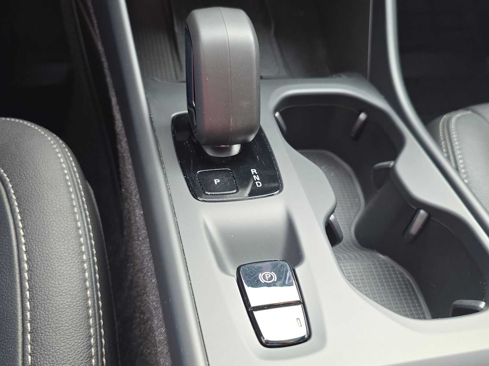 2024 Volvo XC40 Core Dark Theme