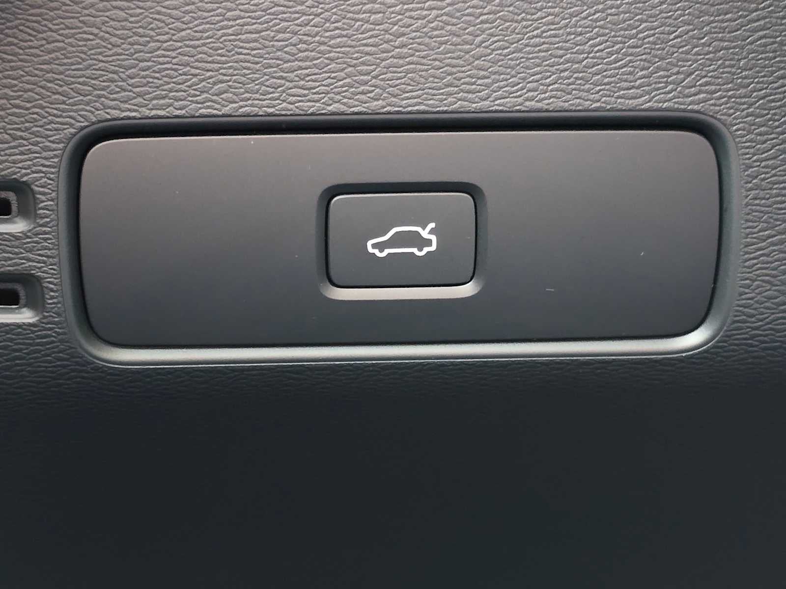 2024 Volvo XC40 Core Dark Theme