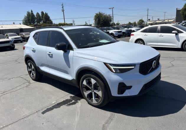 2024 Volvo XC40 Core Dark Theme