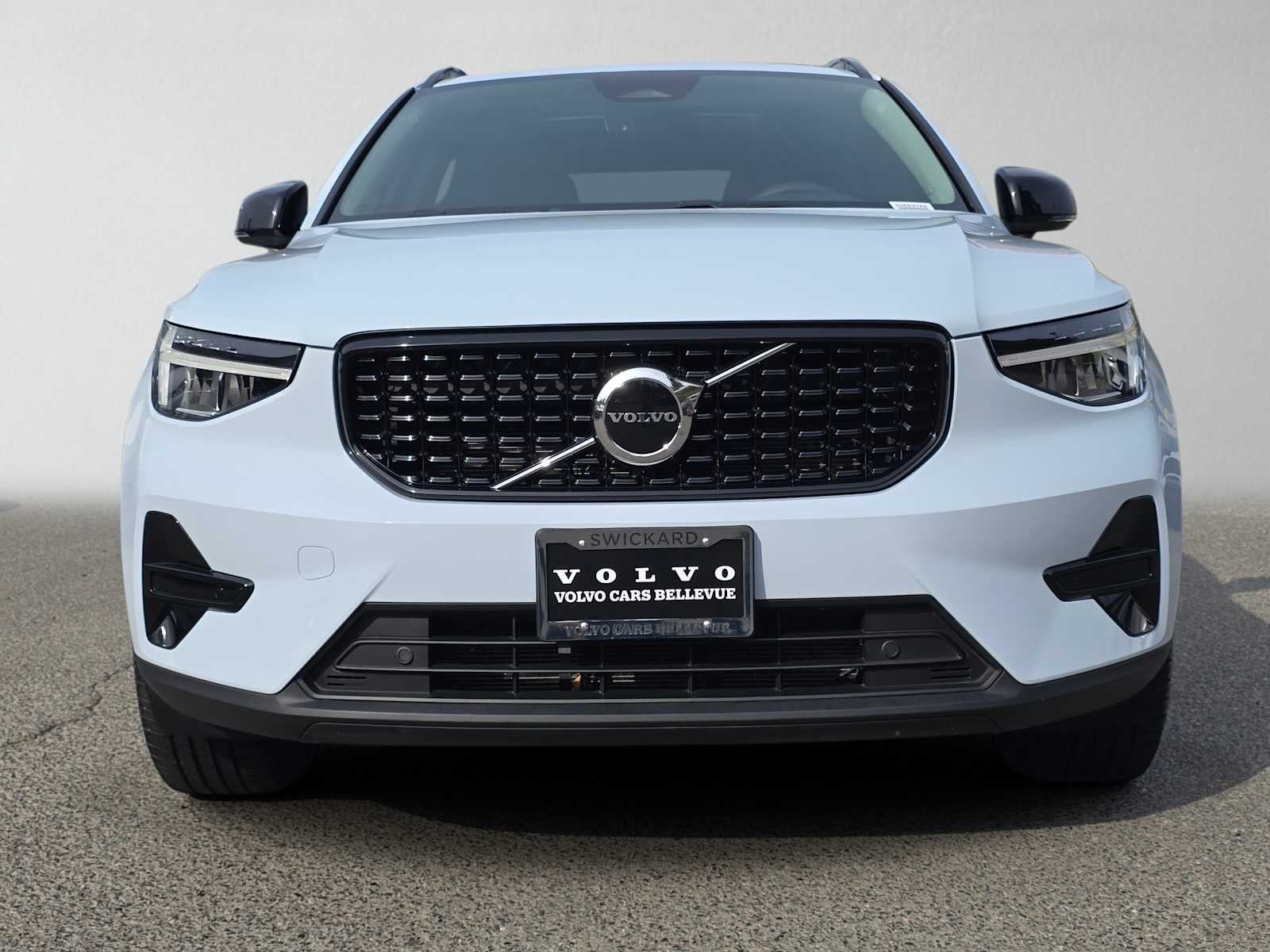 2024 Volvo XC40 Core Dark Theme