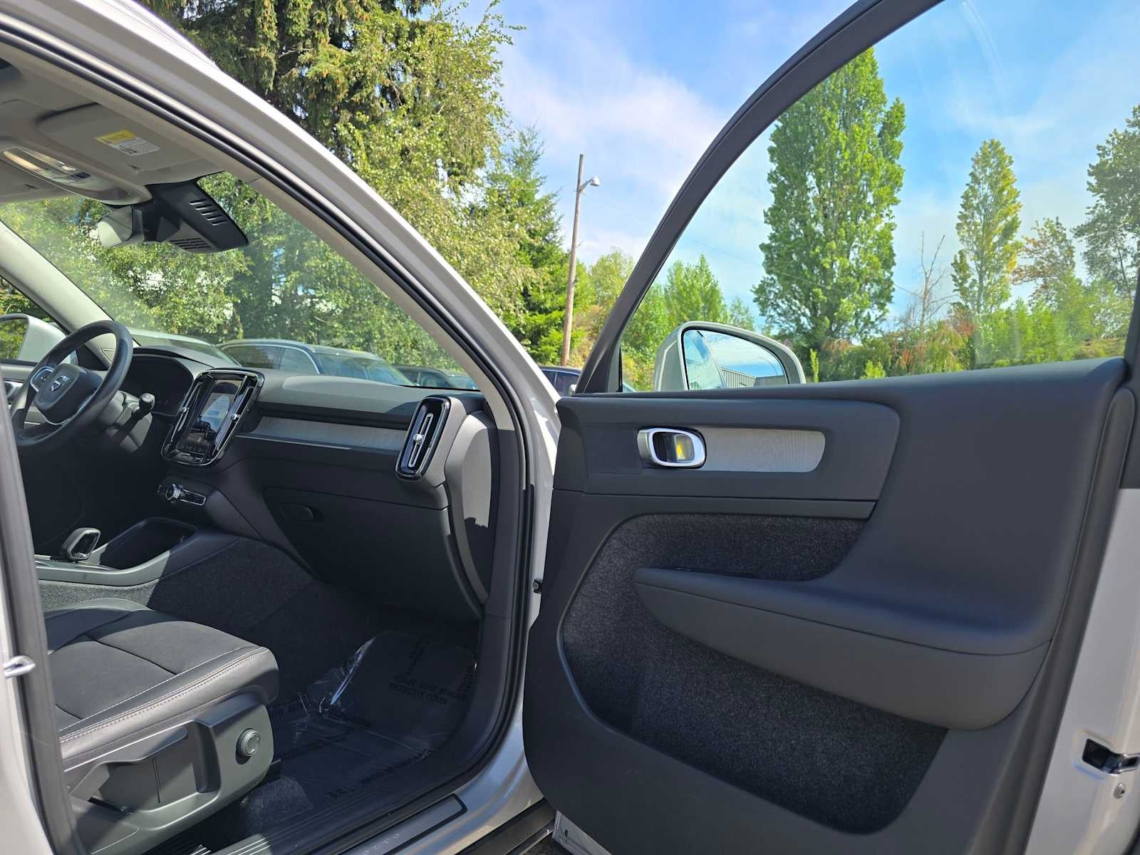 2024 Volvo XC40 Core Bright Theme