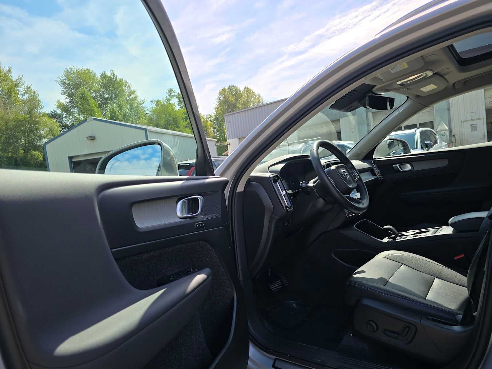 2024 Volvo XC40 Core Bright Theme