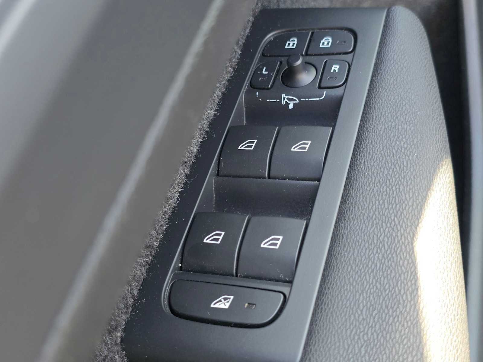 2024 Volvo XC40 Core Bright Theme