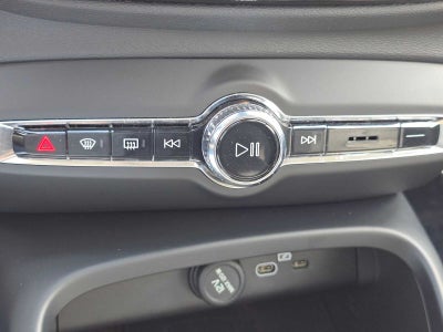 2024 Volvo XC40 Core Bright Theme