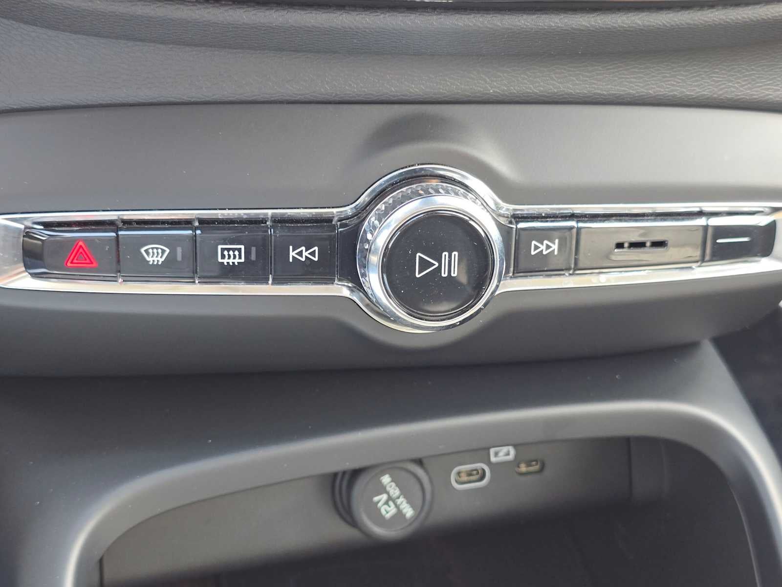 2024 Volvo XC40 Core Bright Theme