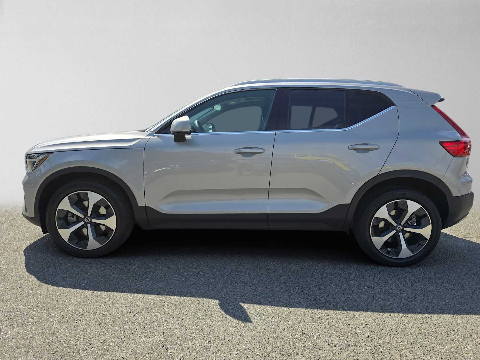 2024 Volvo XC40 Core Bright Theme
